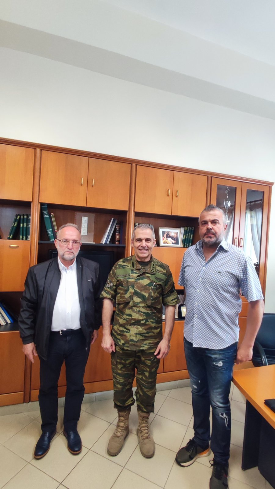 Επίσκεψη του Διοικητή της 1ης Στρατιάς στο Δήμαρχο Μαρωνείας Σαπών Επίσκεψη του Διοικητή της 1ης Στρατιάς στο Δήμαρχο Μαρωνείας Σαπών