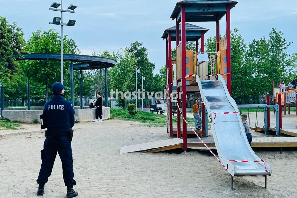 Θεσσαλονίκη: 8χρονη έκοψε το μικρό της δάχτυλο σε τσουλήθρα και υποβλήθηκε σε επέμβαση συγκόλλησης Θεσσαλονίκη: 8χρονη έκοψε το μικρό της δάχτυλο σε τσουλήθρα και υποβλήθηκε σε επέμβαση συγκόλλησης