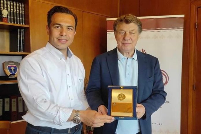 Υποδέχθηκε τον Ότο Ρεχάγκελ στο γραφείο του ο Αντιπεριφερειάρχης Ροδόπης Νίκος Τσαλικίδης και τον γέμισε με δώρα Υποδέχθηκε τον Ότο Ρεχάγκελ στο γραφείο του ο Αντιπεριφερειάρχης Ροδόπης Νίκος Τσαλικίδης και τον γέμισε με δώρα