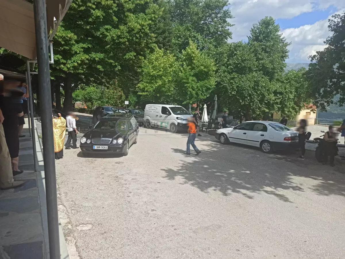 Θρήνος στην κηδεία του 16χρονου που πνίγηκε στον ποταμό Αώο Θρήνος στην κηδεία του 16χρονου που πνίγηκε στον ποταμό Αώο