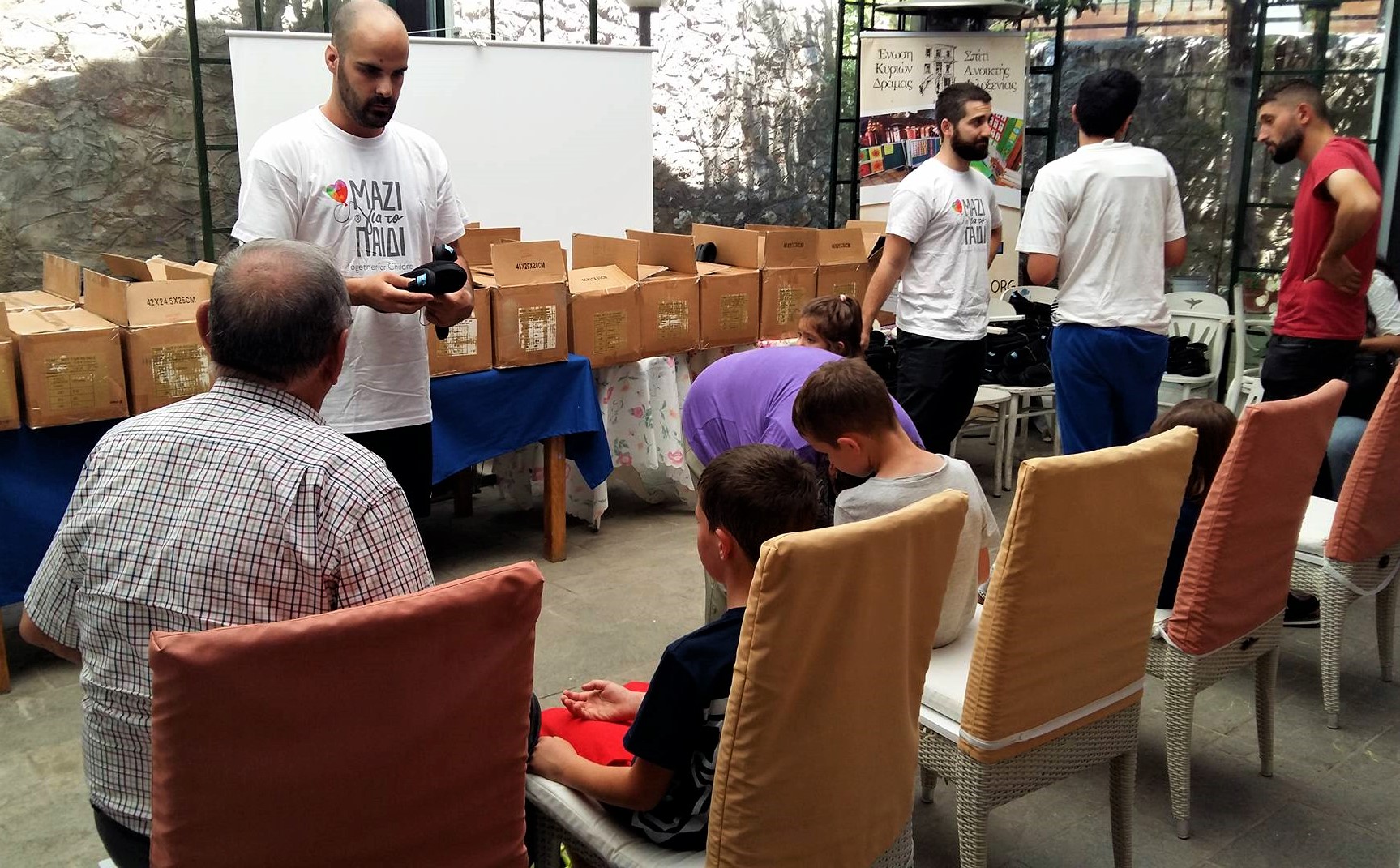 Διανομή παπουτσιών TOMS σε 157 παιδιά ωφελούμενων οικογενειών Διανομή παπουτσιών TOMS σε 157 παιδιά ωφελούμενων οικογενειών