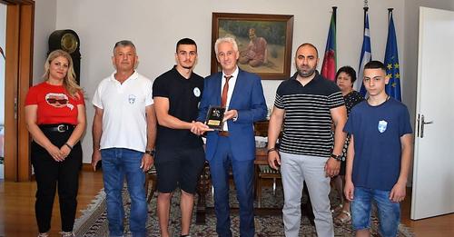 Ο Δήμαρχος Ξάνθης βράβευσε την «Ολυμπιακή Φλόγα» Ο Δήμαρχος Ξάνθης βράβευσε την «Ολυμπιακή Φλόγα»