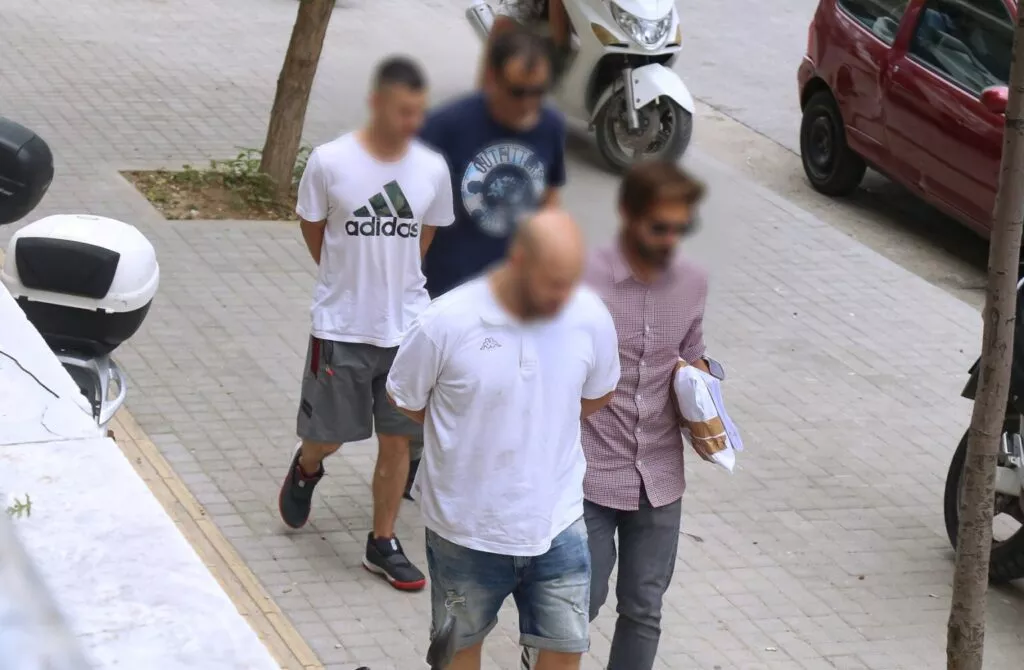 Χειροπέδες σε δύο αδέρφια για πυροβολισμούς και κατοχή ναρκωτικών στο Φοίνικα Θεσσαλονίκης Χειροπέδες σε δύο αδέρφια για πυροβολισμούς και κατοχή ναρκωτικών στο Φοίνικα Θεσσαλονίκης