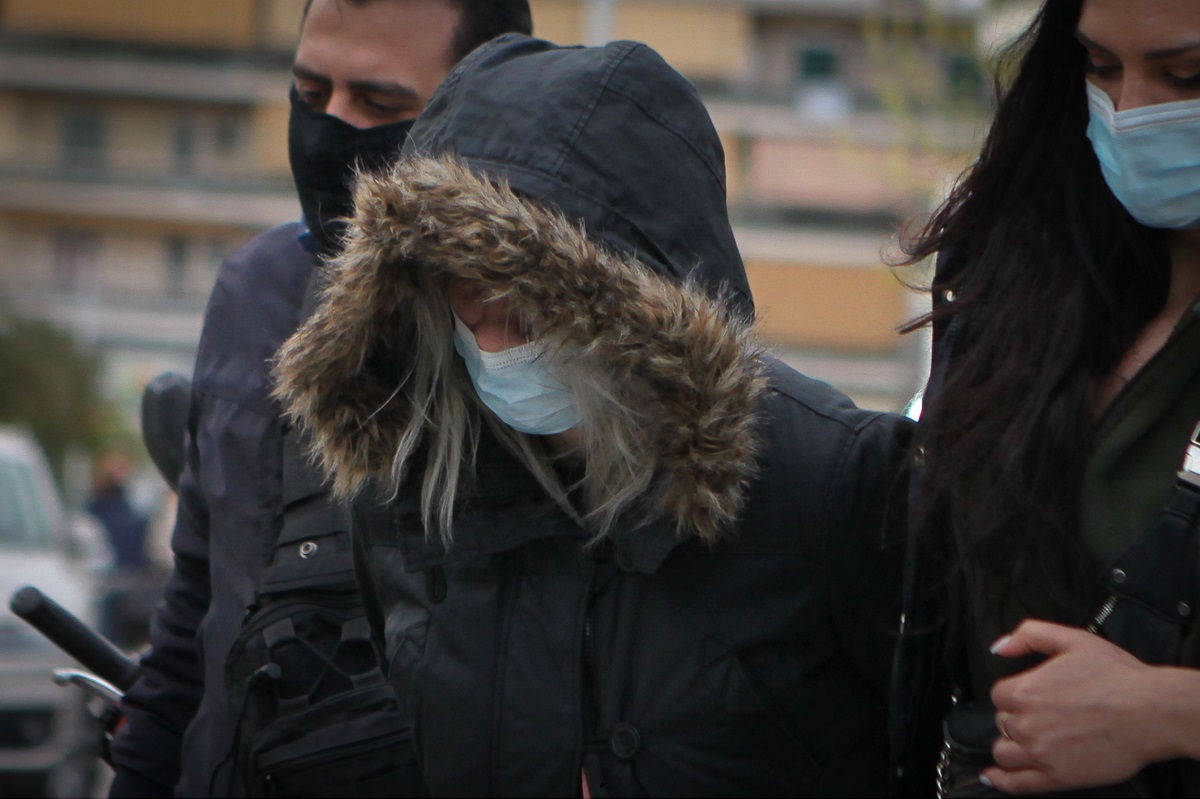 Κλιμάκιο των ανθρωποκτονιών επέδωσε την κλήση στη Ρούλα Πισπιρίγκου Κλιμάκιο των ανθρωποκτονιών επέδωσε την κλήση στη Ρούλα Πισπιρίγκου