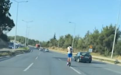 Θεσσαλονίκη: Νεαρός διασχίζει τον Περιφερειακό με πατίνι! (βίντεο)