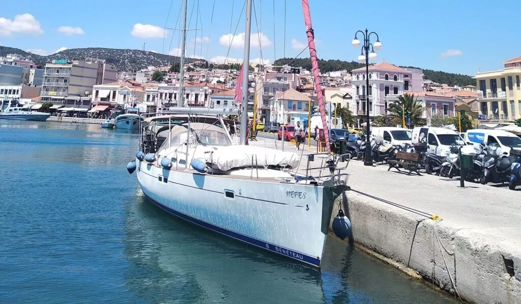 Σκάφος στη Μυτιλήνη με σημαία του Κεμάλ – Άμεση επέμβαση από το Λιμενικό Σώμα Σκάφος στη Μυτιλήνη με σημαία του Κεμάλ – Άμεση επέμβαση από το Λιμενικό Σώμα