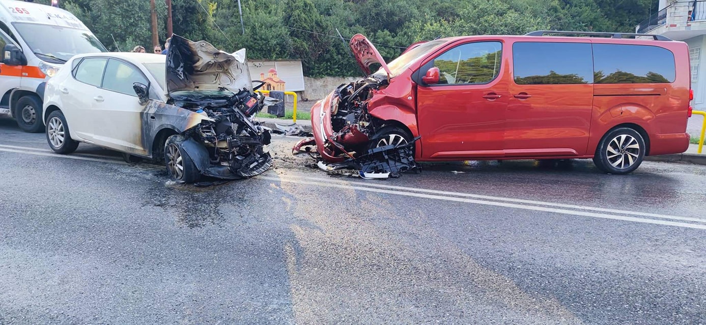 Νεκρός 27χρονος σε σφοδρή σύγκρουση αυτοκινήτου με mini bus στη Χαλκιδική