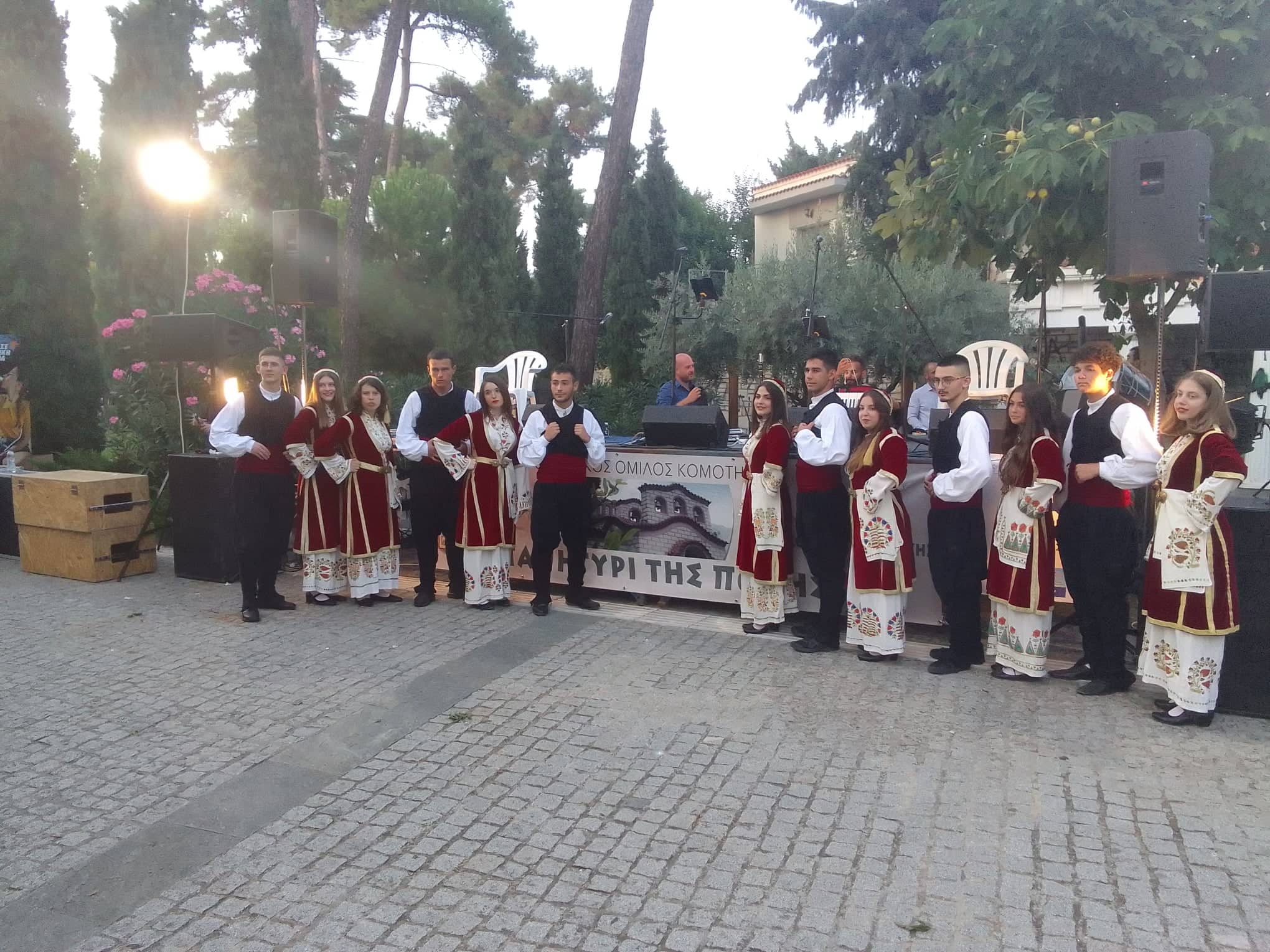 “Μπάντα τέτοια” μετά τις θρησκευτικές τελετές από τον ΜΟ Κομοτηνής “Μπάντα τέτοια” μετά τις θρησκευτικές τελετές από τον ΜΟ Κομοτηνής