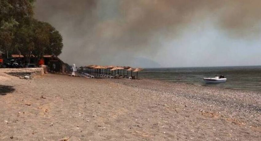 Φωτιά στη Λέσβο: Δημοσιογράφος πήδηξε στη θάλασσα για να σωθεί Φωτιά στη Λέσβο: Δημοσιογράφος πήδηξε στη θάλασσα για να σωθεί