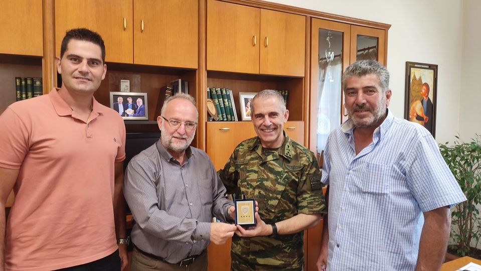 Επίσκεψη του Διοικητή της 1ης Στρατιάς στο Δήμαρχο Μαρωνείας Σαπών Επίσκεψη του Διοικητή της 1ης Στρατιάς στο Δήμαρχο Μαρωνείας Σαπών