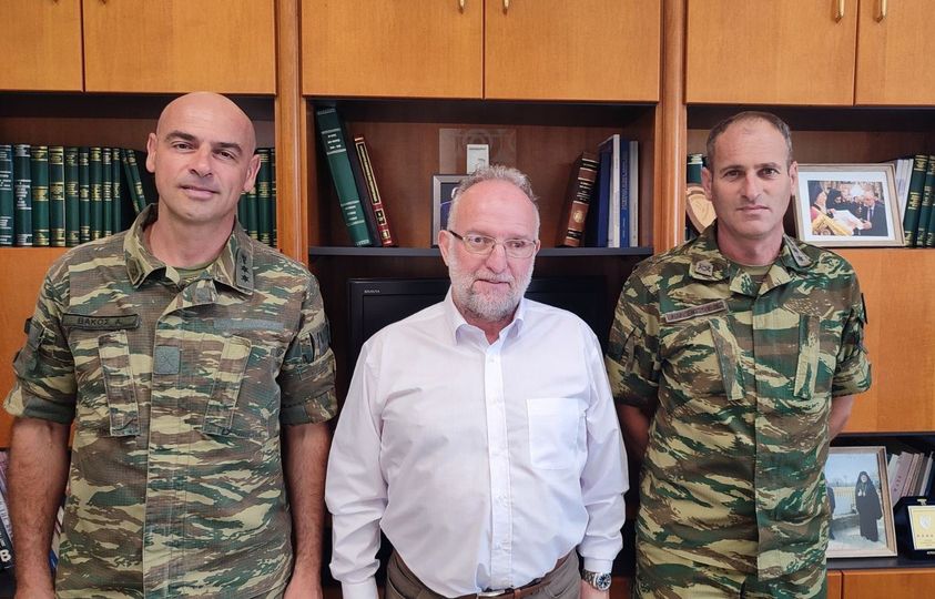 Επίσκεψη του νέου Διοικητή τάγματος εθνοφυλακής Σαπών στο Δήμαρχο Μαρωνείας Σαπών Επίσκεψη του νέου Διοικητή τάγματος εθνοφυλακής Σαπών στο Δήμαρχο Μαρωνείας Σαπών