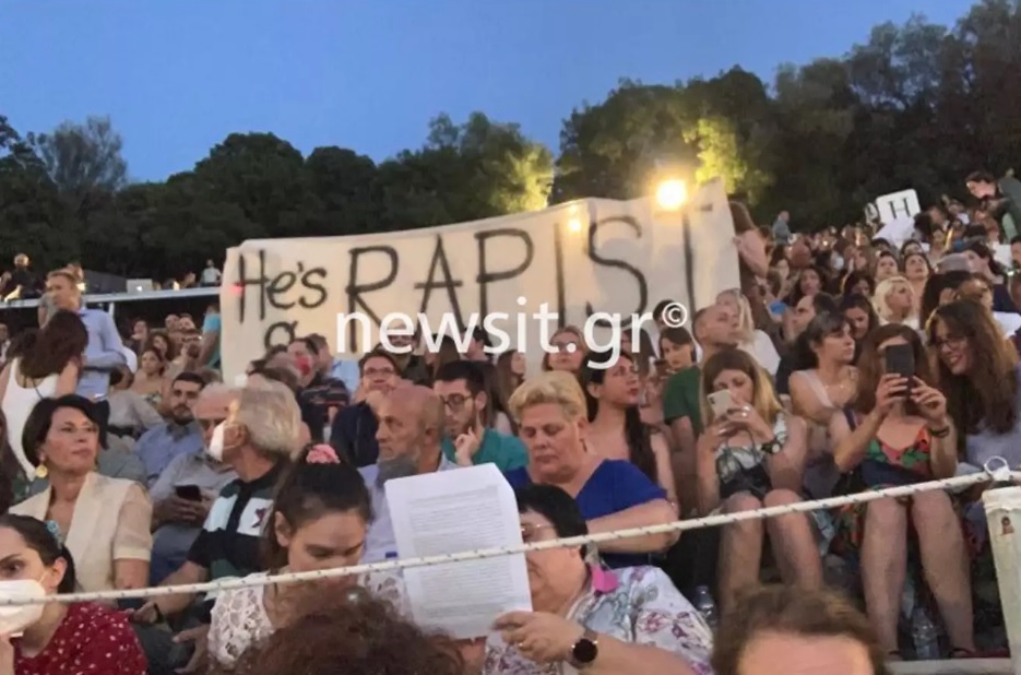 Σήκωσαν στην Επίδαυρο πανό κατά του Λιγνάδη Σήκωσαν στην Επίδαυρο πανό κατά του Λιγνάδη