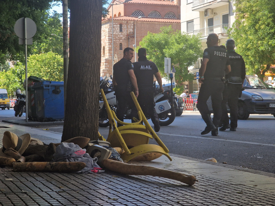 Βγήκε γυμνή στο μπαλκόνι και πετούσε καρέκλες και προσωπικά της αντικείμενα Βγήκε γυμνή στο μπαλκόνι και πετούσε καρέκλες και προσωπικά της αντικείμενα
