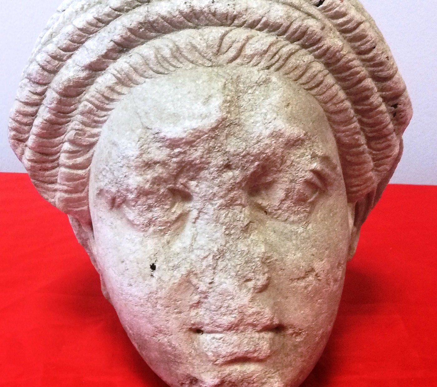 Μαρμάρινη κεφαλή αγάλματος εντοπίστηκε σε διαμέρισμα στη Θεσσαλονίκη