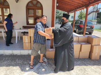 Διανομή δεμάτων τροφίμων από την Ι.Μ. Μαρωνείας και Κομοτηνής Διανομή δεμάτων τροφίμων από την Ι.Μ. Μαρωνείας και Κομοτηνής