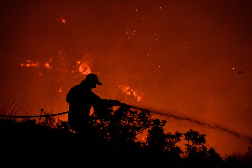 Εκκενώθηκαν οικισμοί στις Πόρτες Αχαϊας, λόγω μεγάλης πυρκαγιάς!