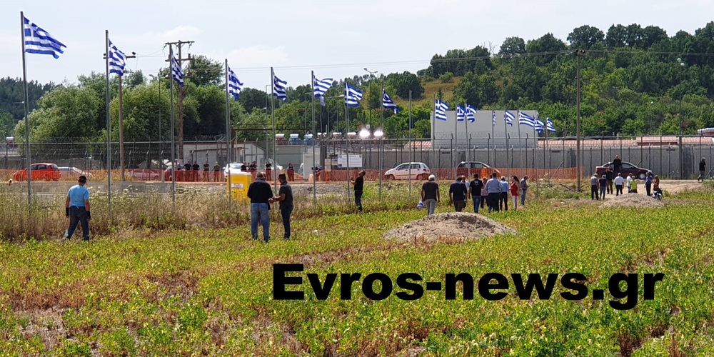 Ανάρτησαν 30 ελληνικές σημαίες δίπλα στο νέο ΚΥΤ-ΠΡΟ.ΚΕ.ΚΑ στο Φυλάκιο Έβρου
