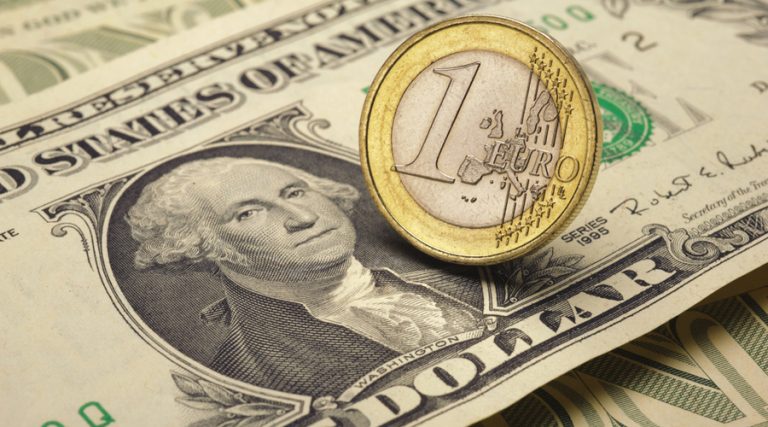 Αγγίζουν την απόλυτη ισοτιμία ευρώ και δολάριο Αγγίζουν την απόλυτη ισοτιμία ευρώ και δολάριο