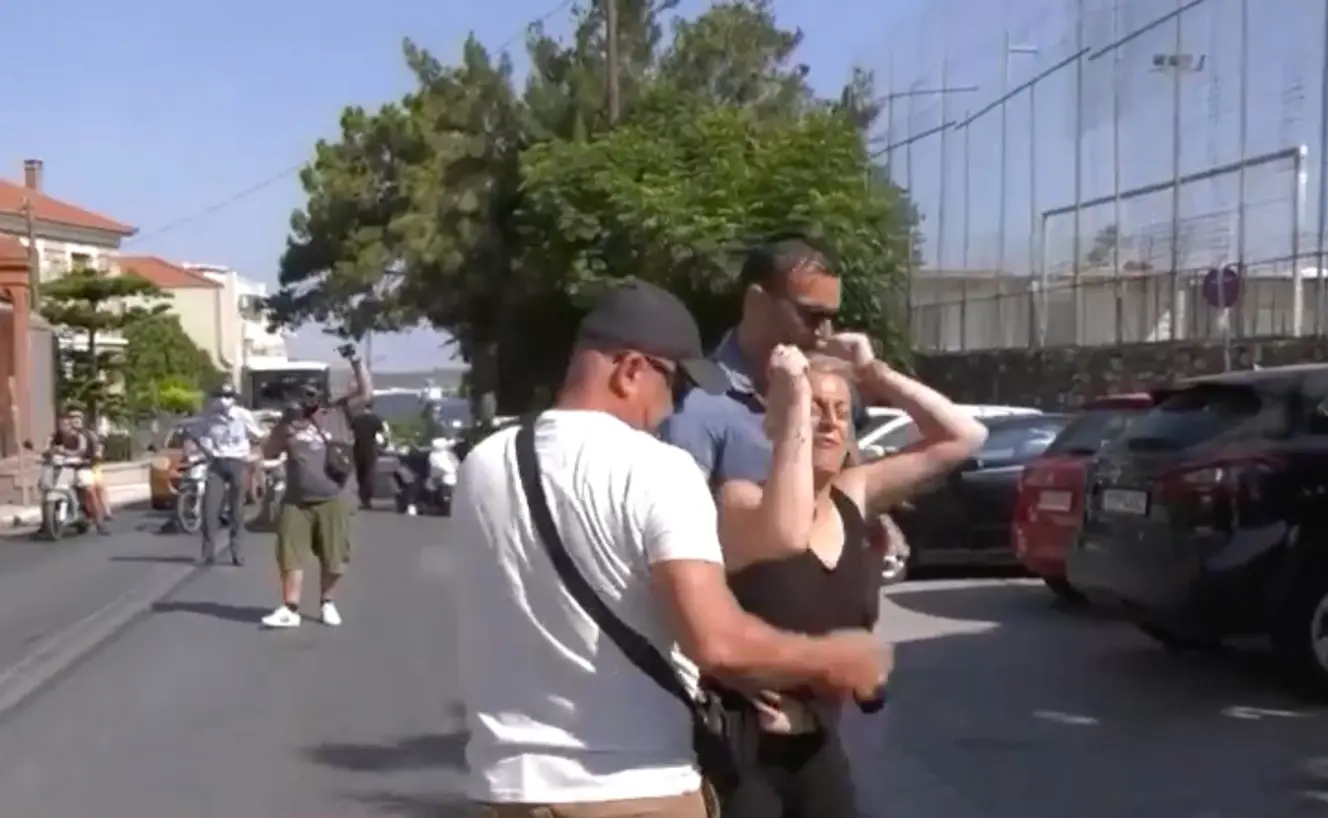 Ξέσπασε η μητέρα της 14χρονης κατά του 53χρονου αστυνομικού στη Λέσβο Ξέσπασε η μητέρα της 14χρονης κατά του 53χρονου αστυνομικού στη Λέσβο
