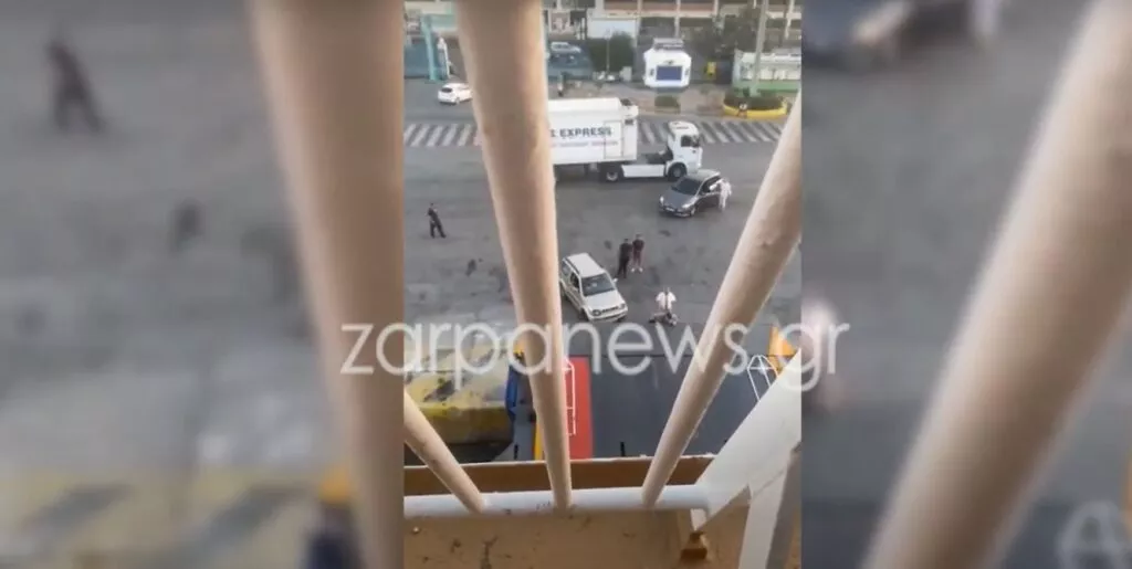 Γαντζώθηκε από τον καταπέλτη για να μπει στο πλοίο αργοπορημένος επιβάτης! (ΒΙΝΤΕΟ) Γαντζώθηκε από τον καταπέλτη για να μπει στο πλοίο αργοπορημένος επιβάτης! (ΒΙΝΤΕΟ)
