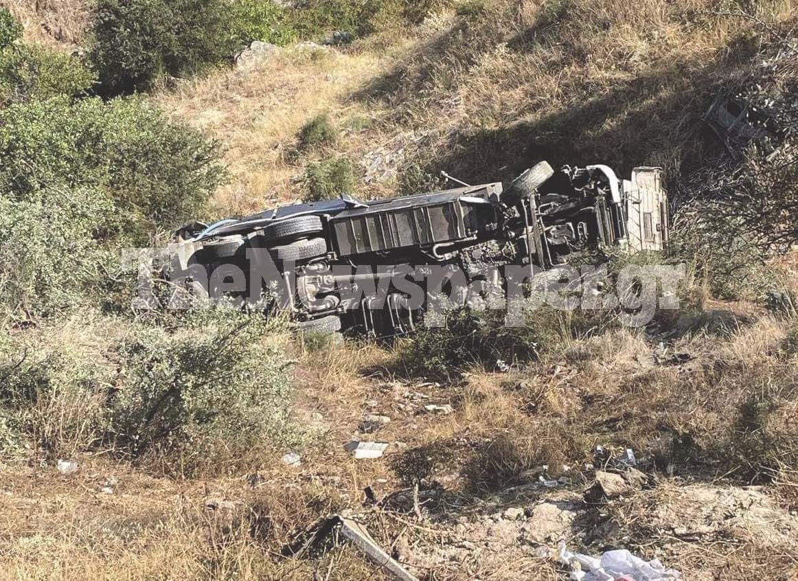 Νεκρός οδηγός φορτηγού που έπεσε σε χαράδρα 25 μέτρων στο Βόλο