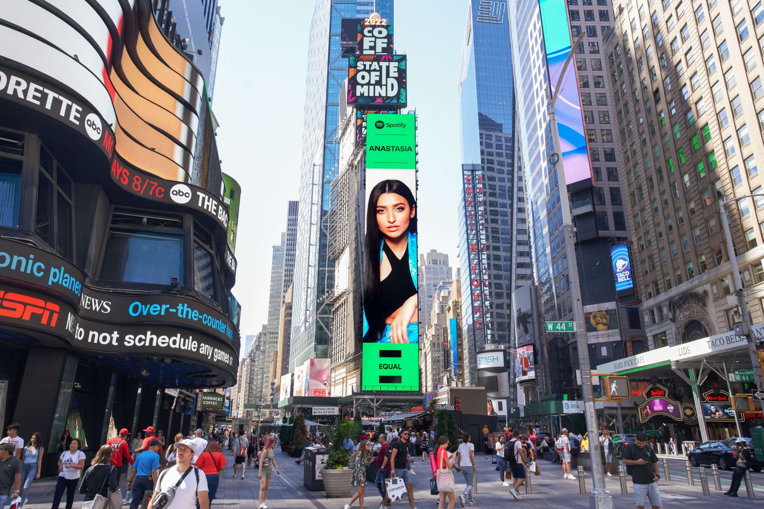 Αναστασία – Η 19χρονη τραγουδίστρια ξεπέρασε τα ελληνικά σύνορα και φιγουράρει σε billboard της Times Square!