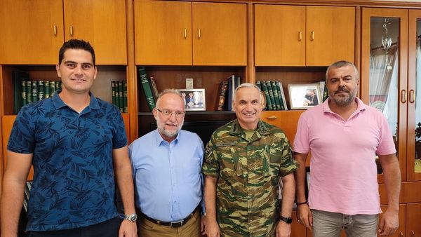 Εθιμοτυπική επίσκεψη του Διοικητή του Δ΄ ΣΣ στο Δήμαρχο Μαρωνείας Σαπών Εθιμοτυπική επίσκεψη του Διοικητή του Δ΄ ΣΣ στο Δήμαρχο Μαρωνείας Σαπών