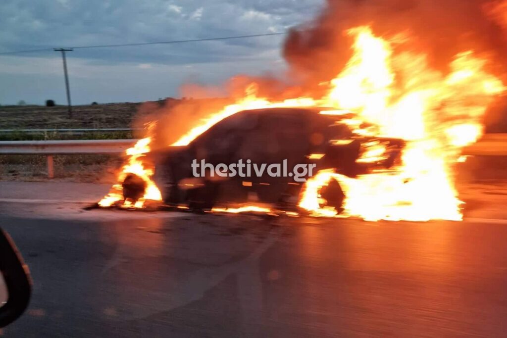 Αυτοκίνητο εν κινήσει τυλίχτηκε στις φλόγες στην Εθνική Οδό Θεσσαλονίκης – Μουδανιών