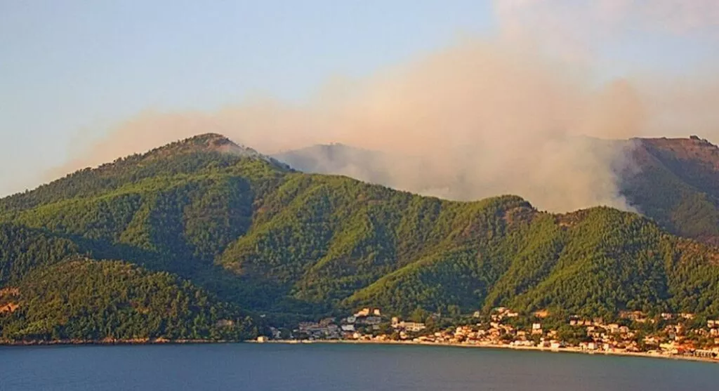 Συνεχίζει ανεξέλεγκτη η φωτιά στη Θάσο – Εκκενώθηκε οικισμός Συνεχίζει ανεξέλεγκτη η φωτιά στη Θάσο – Εκκενώθηκε οικισμός