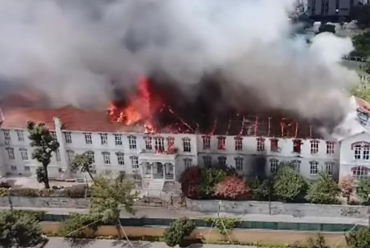 Φωτιά στο ελληνικό νοσοκομείο της Κωνσταντινούπολης Φωτιά στο ελληνικό νοσοκομείο της Κωνσταντινούπολης
