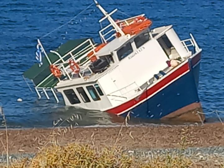 Περιηγητικό σκάφος γεμάτο με επιβάτες χτύπησε σε βράχια στη Σαμοθράκη