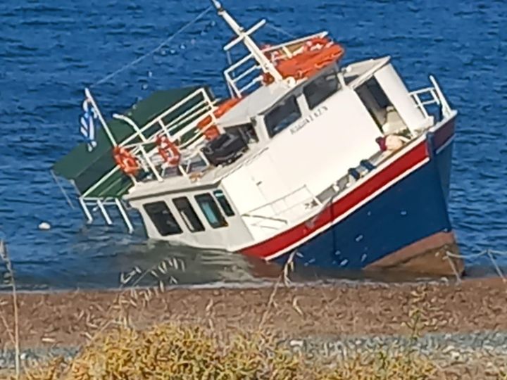 Περιηγητικό σκάφος γεμάτο με επιβάτες χτύπησε σε βράχια στη Σαμοθράκη Περιηγητικό σκάφος γεμάτο με επιβάτες χτύπησε σε βράχια στη Σαμοθράκη