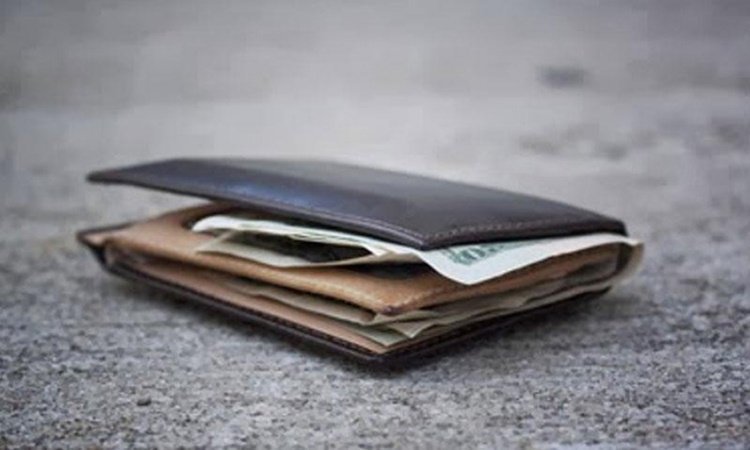 Νεαρός επιχειρηματίας βρήκε πορτοφόλι με 1600 ευρώ και το παρέδωσε στην Αστυνομία στην Πτολεμαϊδα