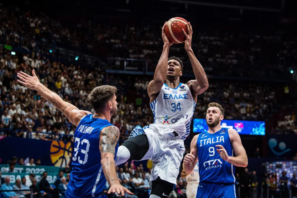 Eurobasket 2022: «Σας παρακαλώ κατεβάστε το» -Το επικό σχόλιο των Ιταλών για το κάρφωμα του Αντετοκούνμπο