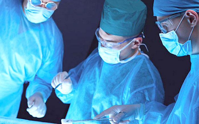 Επαναστατικά αποτελέσματα στον τομέα των φωνοχειρουργικών επεμβάσεων αλλά και γενικότερα στη χειρουργική Ω.Ρ.Λ. προσφέρει η χρήση του Blue Laser (φωτοαγγειολυτικό λέιζερ)!