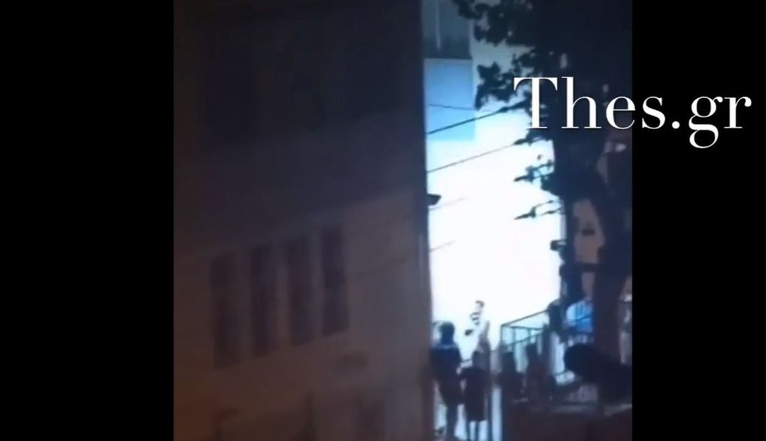 Θεσσαλονίκη: Aγώνας μποξ σε αυτοσχέδιο ρινγκ σε αυλή δημοτικού σχολείου (+video)