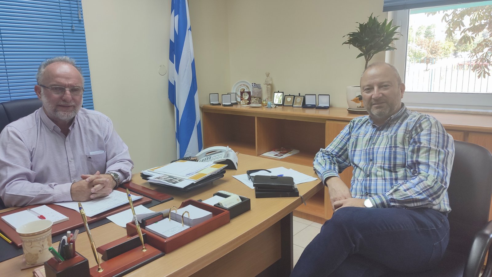 Συνάντηση Δημάρχου Μαρωνείας-Σαπών κ.Ντίνου Χαριτόπουλου με τον νέο άμισθο αντιδήμαρχο Μιχάλη Βασιλειάδη Συνάντηση Δημάρχου Μαρωνείας-Σαπών κ.Ντίνου Χαριτόπουλου με τον νέο άμισθο αντιδήμαρχο Μιχάλη Βασιλειάδη