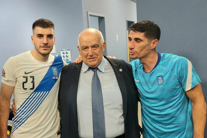 Περήφανος ανάμεσα «στα αστέρια της Κομοτηνής» ο Μάνος Γαβριηλίδης μετά τη νίκη επί της Β. Ιρλανδίας Περήφανος ανάμεσα «στα αστέρια της Κομοτηνής» ο Μάνος Γαβριηλίδης μετά τη νίκη επί της Β. Ιρλανδίας