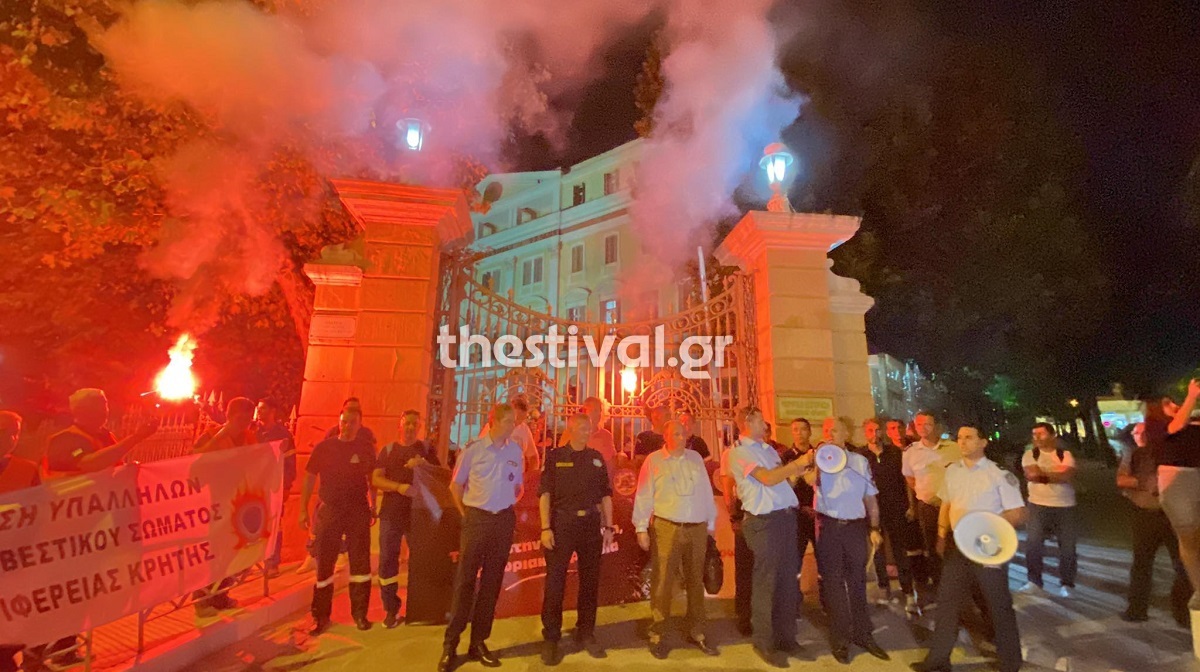 Θεσσαλονίκη: Πορεία ενστόλων και διαμαρτυρία έξω από το ΥΜΑΘ
