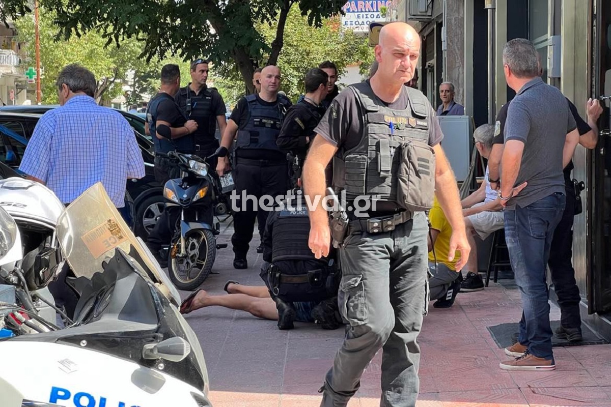 Θεσσαλονίκη: Λογιστής βγήκε στο δρόμο με πιστόλι σε κατάσταση αμόκ (ΒΙΝΤΕΟ) Θεσσαλονίκη: Λογιστής βγήκε στο δρόμο με πιστόλι σε κατάσταση αμόκ (ΒΙΝΤΕΟ)