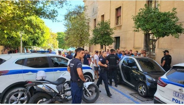 Ρόδος: Ένταση έξω από το δικαστήριο κατά την άφιξη του ξενοδόχου και του γιου του Ρόδος: Ένταση έξω από το δικαστήριο κατά την άφιξη του ξενοδόχου και του γιου του