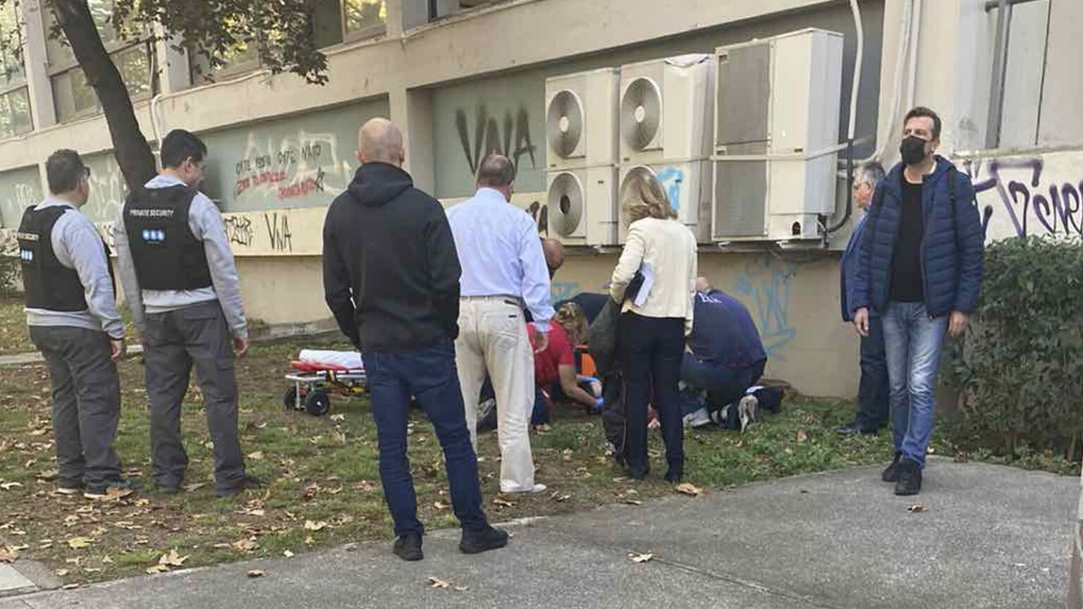 Φοιτητής έπεσε στο κενό από τον τρίτο όροφο της Νομικής του ΑΠΘ Φοιτητής έπεσε στο κενό από τον τρίτο όροφο της Νομικής του ΑΠΘ