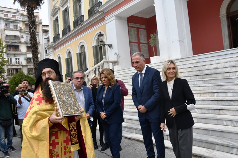 Για πρώτη φορά η λιτανεία για τη γιορτή του Πολιούχου Αγίου Δημητρίου διήλθε από τον αύλειο χώρο του Διοικητηρίου Για πρώτη φορά η λιτανεία για τη γιορτή του Πολιούχου Αγίου Δημητρίου διήλθε από τον αύλειο χώρο του Διοικητηρίου