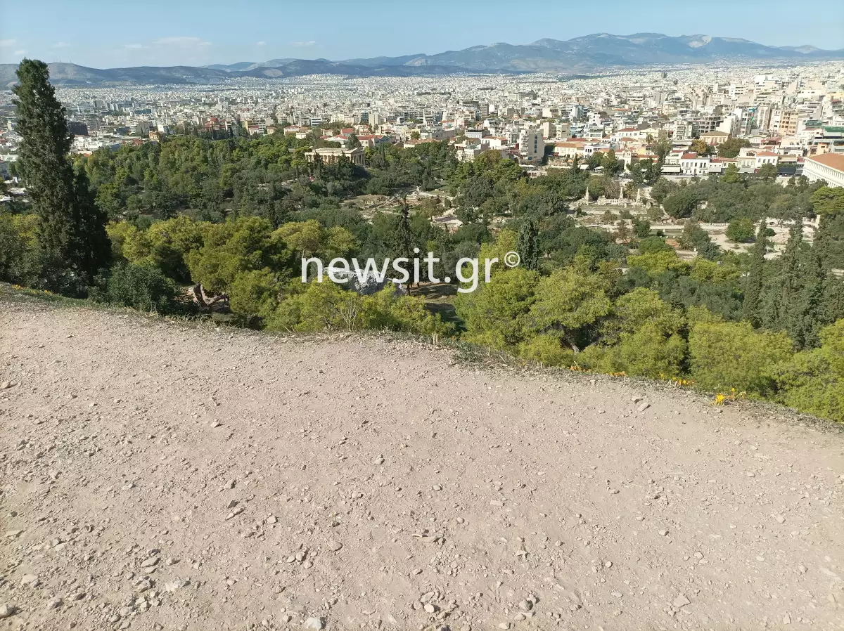 Αυτοκτόνησε η γυναίκα που έπεσε από το λόφο της Ακρόπολης