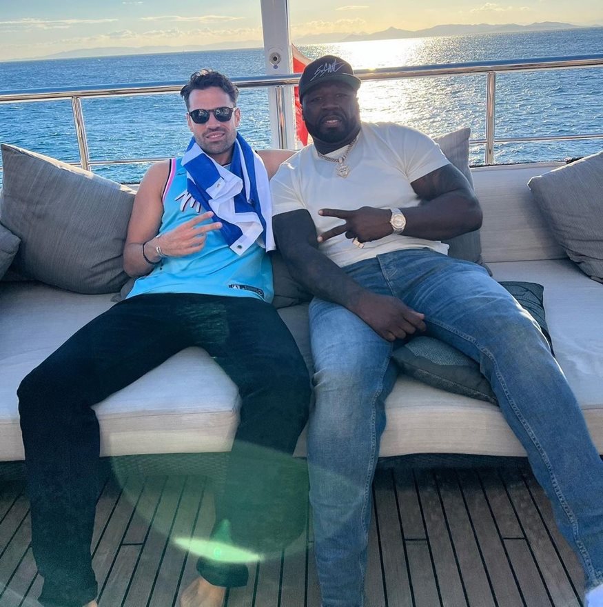 Κωνσταντίνος Αργυρός: Με ελληνική σημαία, φανέλα Miami Heat παρέα με τον 50 Cent σε κότερο – Κάνουμε προθέρμανση