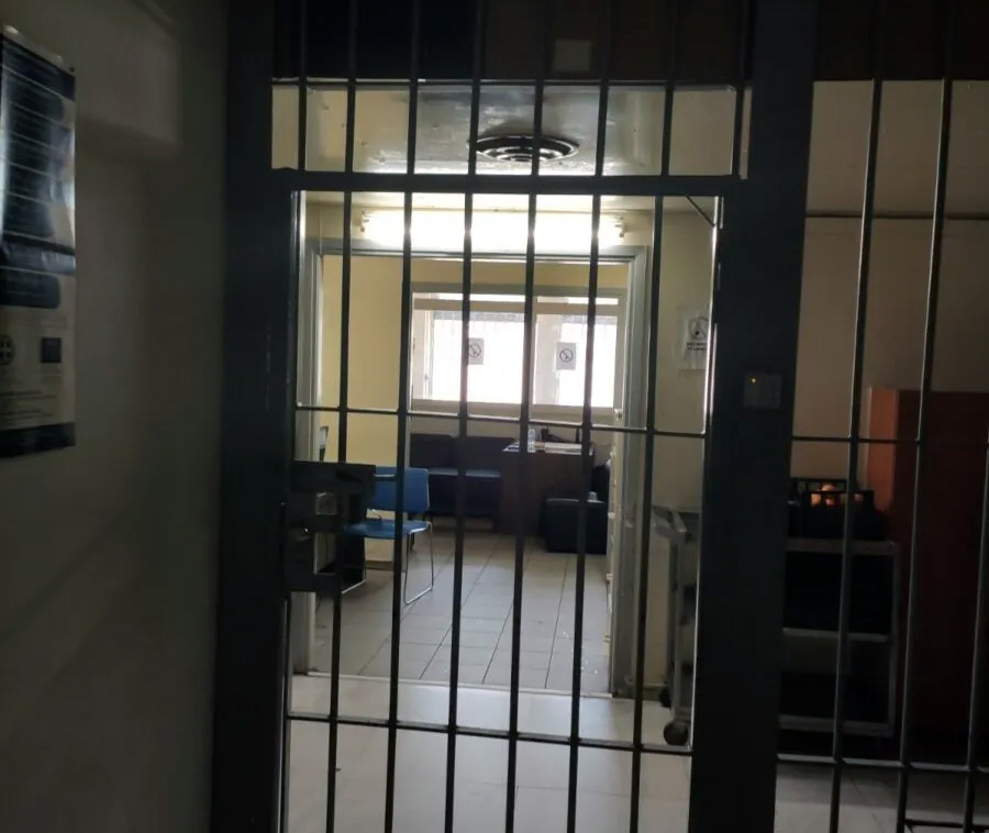 Επιστολή αστυνομικών υπαλλήλων στο Υπουργείο για το αδιαχώρητο στα κρατητήρια της ΑΜΘ Επιστολή αστυνομικών υπαλλήλων στο Υπουργείο για το αδιαχώρητο στα κρατητήρια της ΑΜΘ