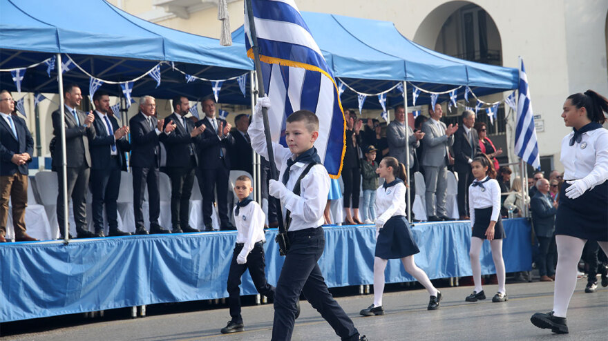 Θεσσαλονίκη: Καταχειροκροτήθηκαν οι μαθητές στην παρέλαση για την 28η Οκτωβρίου