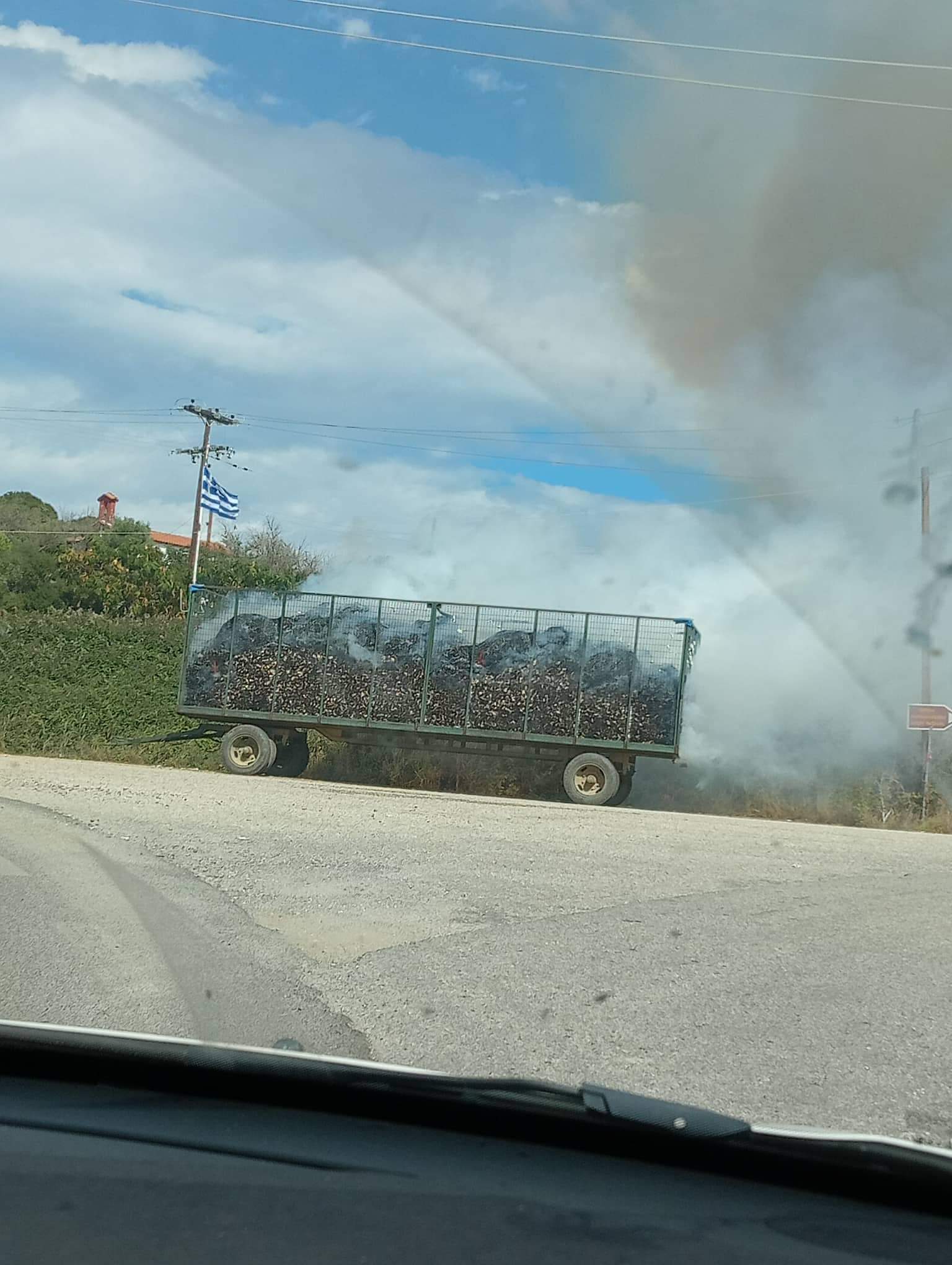 Φωτιά σε πλατφόρμα κοντά στο στρατόπεδο της Ξυλαγανής