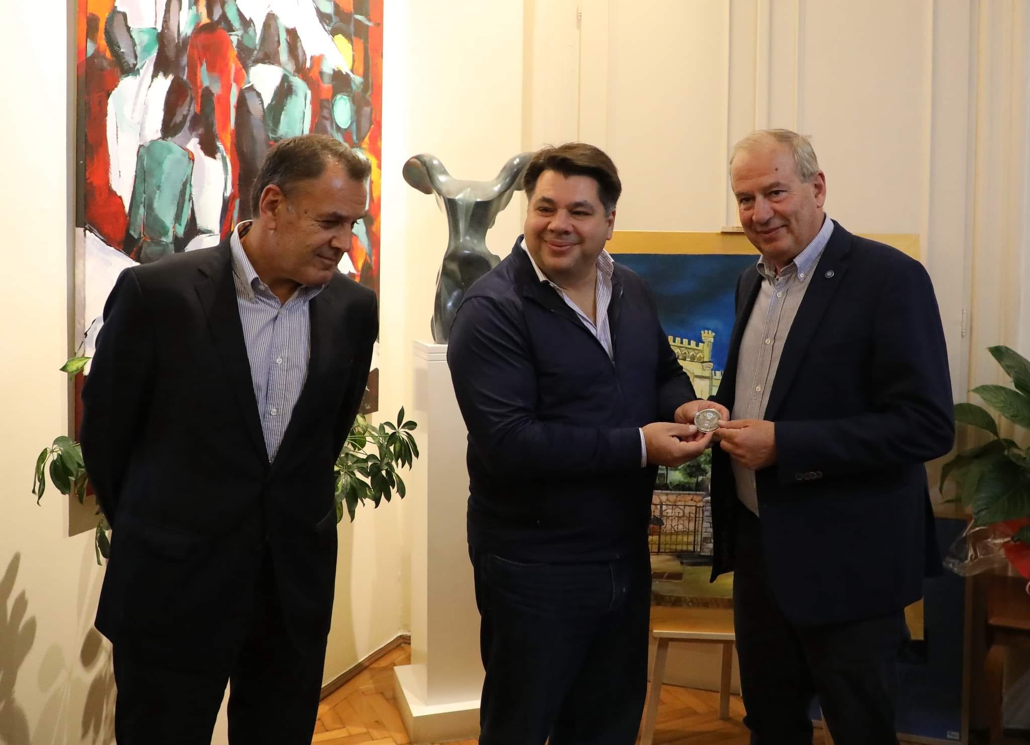 Εθιμοτυπική επίσκεψη του Πρέσβη των Η.Π.Α. στην Ελλάδα, Τζορτζ Τσούνη, στο Δημαρχείο Καβάλας Εθιμοτυπική επίσκεψη του Πρέσβη των Η.Π.Α. στην Ελλάδα, Τζορτζ Τσούνη, στο Δημαρχείο Καβάλας