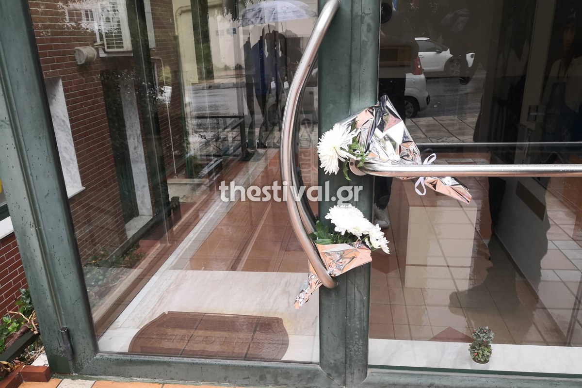 Λουλούδια στη μνήμη του Αλέξανδρου Νικολαΐδη στο γυμναστήριο που είχε στην Πολίχνη